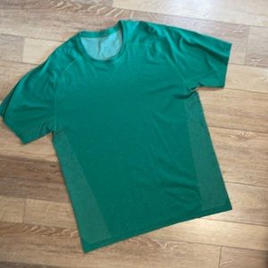 Men's XL Lululemon short sleeve shirt